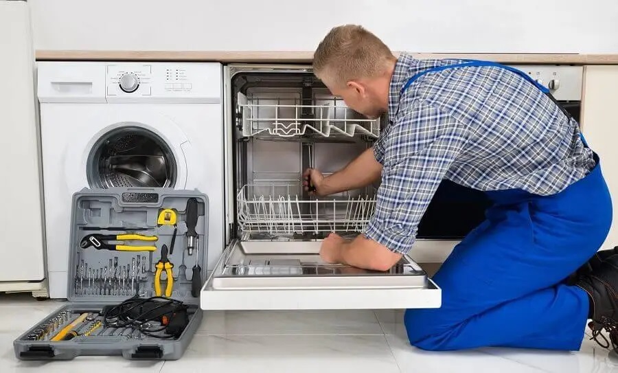 Derince Gorenje servisi teknisyen ekibi beyaz eşya tamiri yaparken